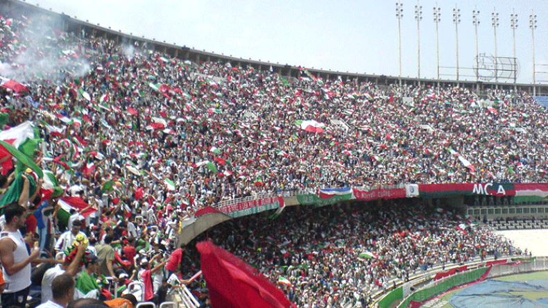 من الفرجة الرياضية إلى الأهازيج السياسية