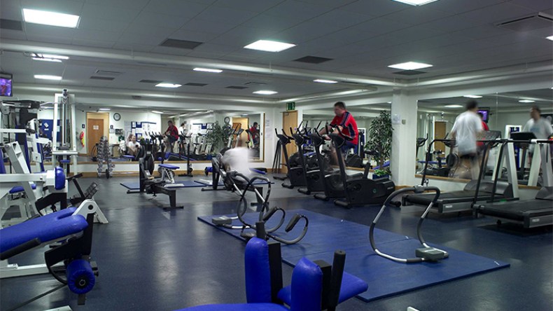 تجاوزات بالجملة وأخطار محدقة بالشباب في القاعات الرياضية