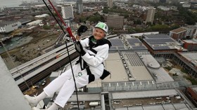 أكبر ممارسة لرياضة الهبوط بالحبال في سن 101 عاما