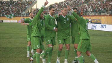 Moroccan fans pray for a victory to the Algerian squad versus Egypt