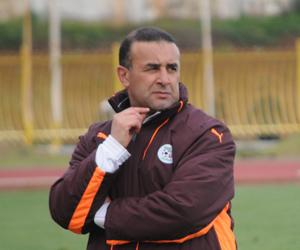 Algeria team coach Benchikha oversees first training session of the Greens
