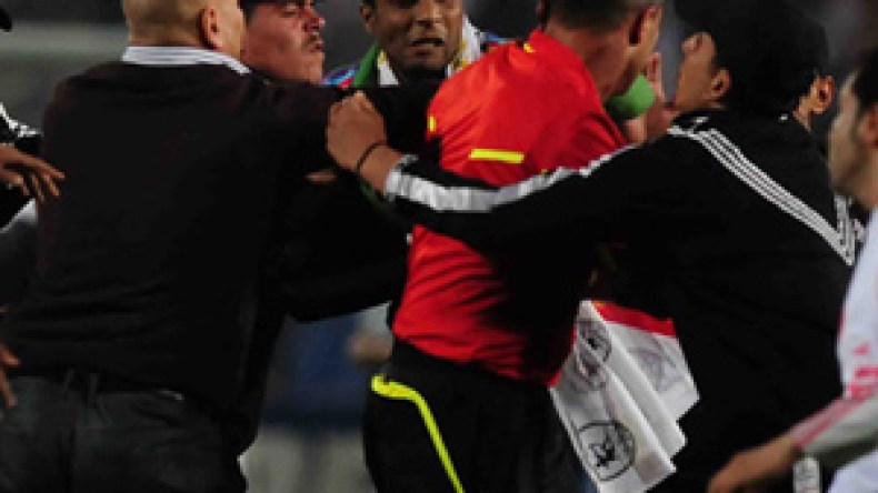 الحكومة المصرية تعتذر للجزائر بسبب الجحيم الذي عاشه طاقم التحكيم