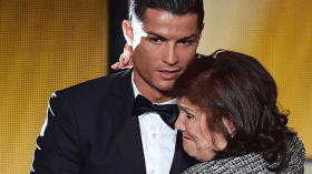 معاناة رونالدو بعدم التسجيل بسبب والدته