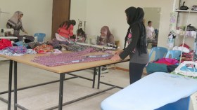 ورشات الخياطة تنافس المحلات في صناعة وبيع ملابس العيد