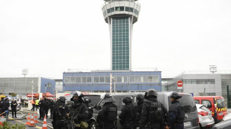 منفذ الهجوم على مطار أورلي كان تحت تأثير الكحول والمخدرات