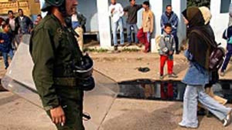 قوات مكافحة الشغب تمنع تجمع الأساتذة المتعاقدين أمام وزارة التربية