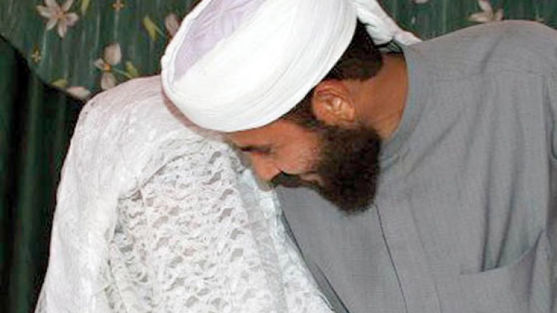 العروس تتعطر بالمسك فقط وتخرج في جلبابها الأسود!