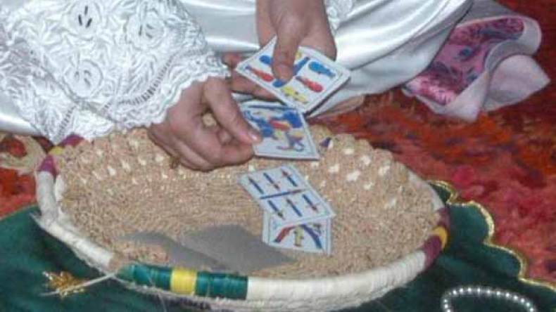 مشعوذة تسلب شابة مجوهراتها بعد أن مارست عليها طقوسا سحرية