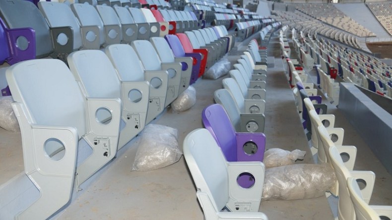 وضع المقاعد في مدرجات ملعب براقي
