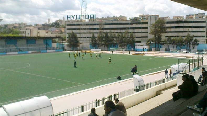 ملعب أول نوفمبر بالمحمدية خطر على اللاعبين