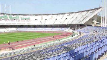 صلاة الصبح والعشاء ..في الملعب؟