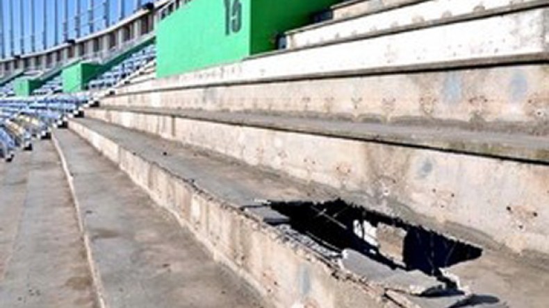 تشقق المدرجات يهدد الأنصار وتدهور الأرضيات خطر على اللاعبين