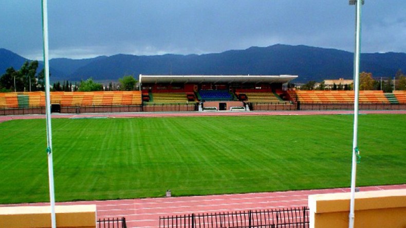 بلدية باتنة تجبر مقاولا على إعادة تزفيت ملعب “وامبلي”