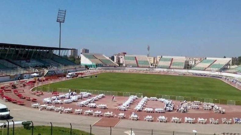 2000 يتيم يصنعون أكبر مائدة إفطار بملعب تشاكر بالبليدة