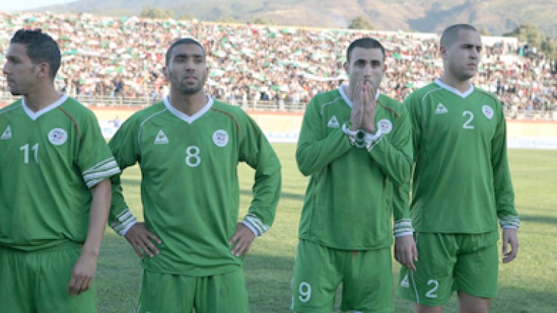 الفاف تناشد الجمهور بعدم استعمال الألعاب النارية واحترام النشيد المصري