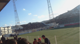 ملاعب شبه شاغرة وديكور من دون أطفال في المدرجات