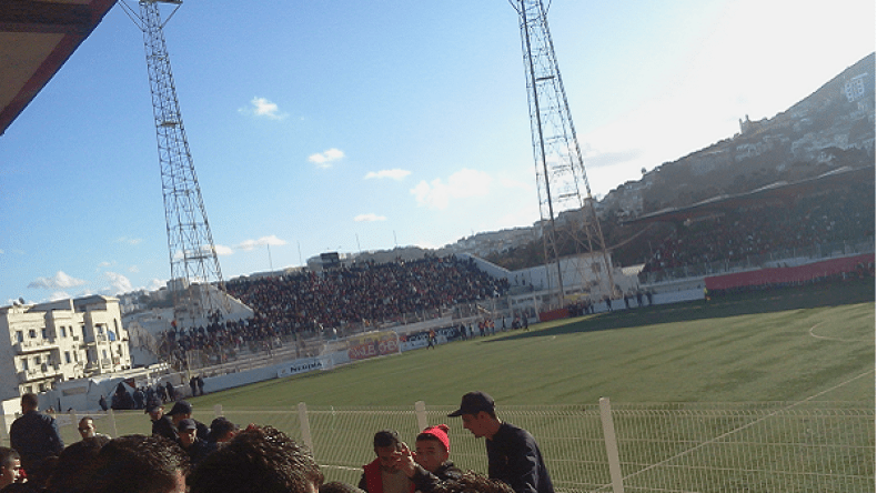 ملاعب شبه شاغرة وديكور من دون أطفال في المدرجات