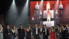 مشارك “يغني” الآذان على خلفية الصليب ورقص الحضور