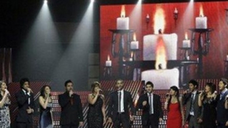 مشارك “يغني” الآذان على خلفية الصليب ورقص الحضور