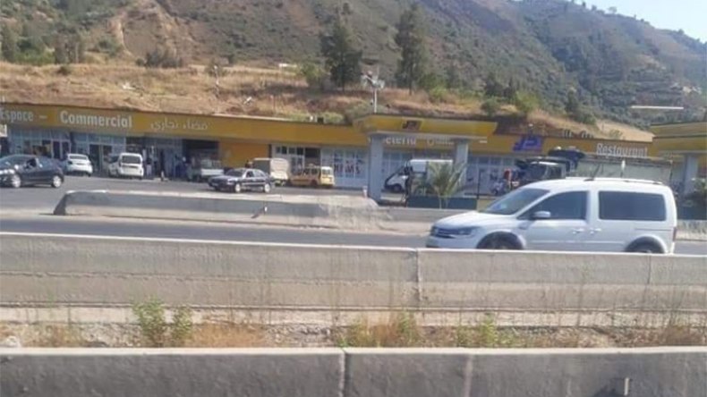 حملة عبر الفيسبوك لمقاطعة محطة خدمات على الطريق السيار بالبويرة