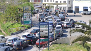 Les rumeurs « créent »  de longues files d’attente devant les stations-service