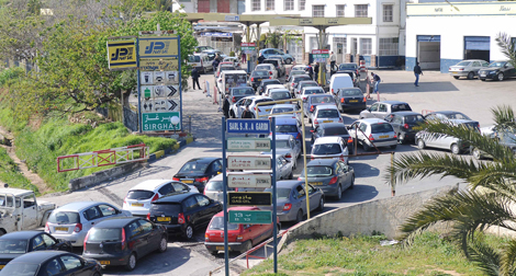 Les rumeurs « créent »  de longues files d’attente devant les stations-service