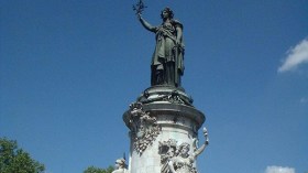 سخرية من مقارنة فرنسا الرسمية تمثال “ماريان” العاري بـ”البوركيني”