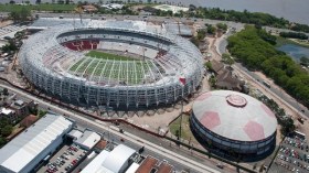 “النحس” يدفع عمال ملاعب المونديال للإضراب.. عقب مصرع خامس زميل لهم