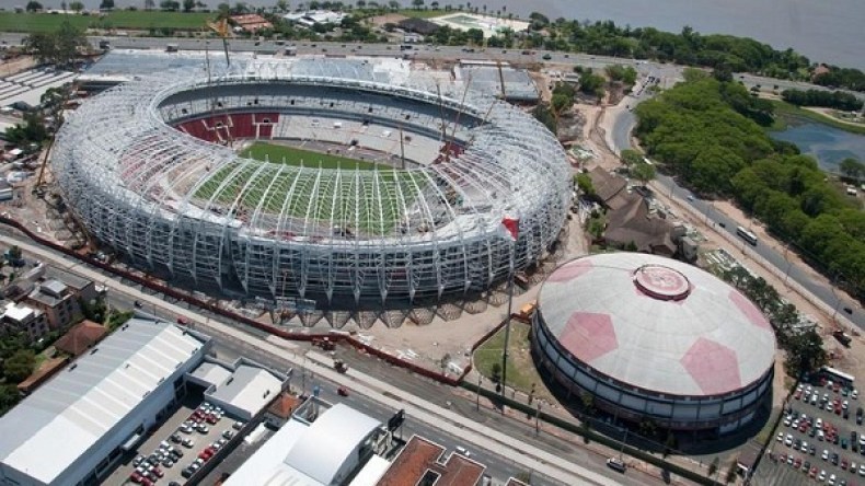 “النحس” يدفع عمال ملاعب المونديال للإضراب.. عقب مصرع خامس زميل لهم