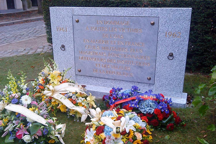 October 17th massacres commemorative painting in bad state