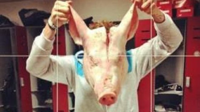 إستفزاز لاعب مسلم من ستوك سيتي الإنجليزي بـ “رأس خنزير”