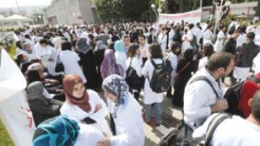 Over 20.000 doctors and dentists decide to launch a series of sit-ins
