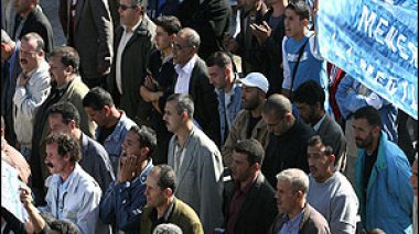Wage strikes increase pressure on Algerian government