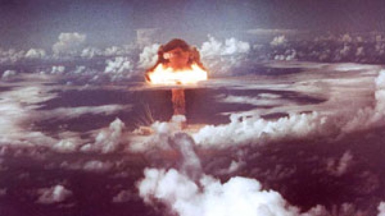 فرنسيون يطالبون باريس بمحو “عار” التجارب النووية بالجزائر