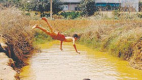 أطفال ورڤلة يسبحون في خنادق الخنازير