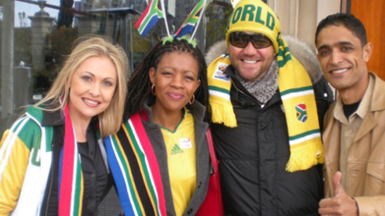 جماهير جنوب افريقيا تتطلع لفوز جزائري على انجلترا و المكسيكيون ينتظرون قهر المحاربين للامريكان