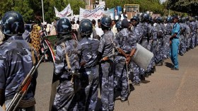 الشرطة السودانية تطلق الغاز المسيل للدموع على المحتجين