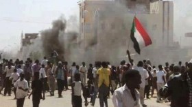 وزير الداخلية السوداني: “34 قتيلا و700 معتقل منذ اندلاع الاضطرابات”