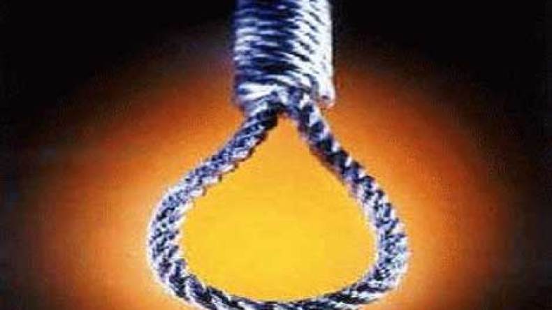 امرأة تنتحر شنقا بفوكة