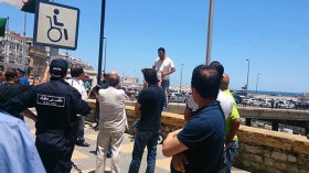 شاب يحاول الانتحار رفقة أبنائه أمام البرلمان احتجاجا على الغلاء