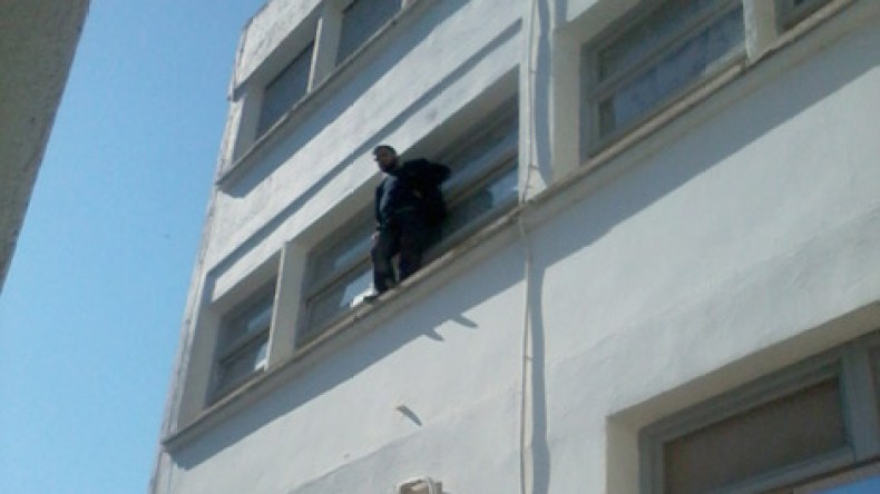 شرطي يحاول الانتحار من الطابق الرابع في دار الصحافة بالقبة