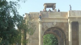 استعراض انتحاري من أعلى السّور البزنطي بتبسة