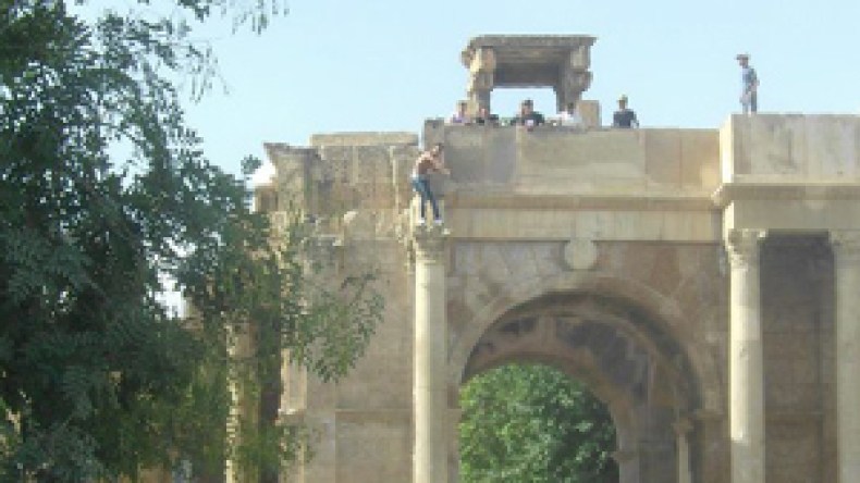 استعراض انتحاري من أعلى السّور البزنطي بتبسة