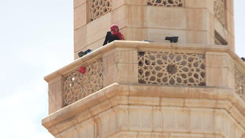 محافظ شرطة ينقذ فتاة حاولت الإنتحار من منارة مسجد!