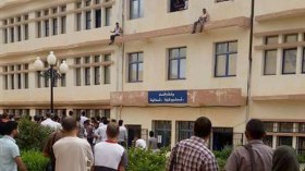 طالبان يعتليان مبنى بجامعة المسيلة ويهددان بالإنتحار