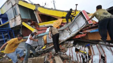 Séisme en Indonésie : les sauveteurs arrêtent les recherches