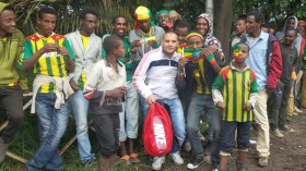 الجماهير الإثيوبية باتت أمام الملعب.. طوابير طويلة والقصّر أكثر الوافدين