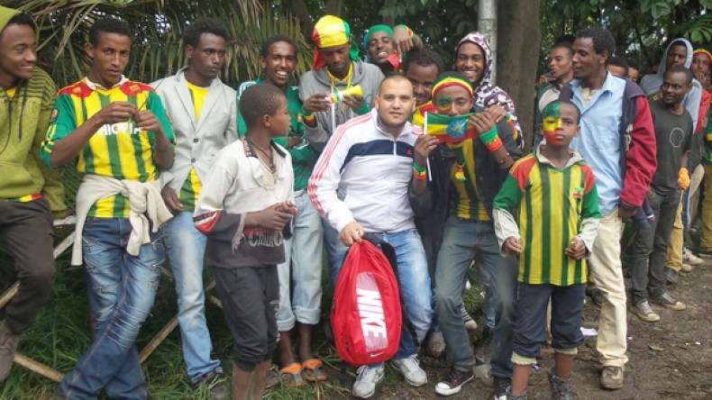 الجماهير الإثيوبية باتت أمام الملعب.. طوابير طويلة والقصّر أكثر الوافدين