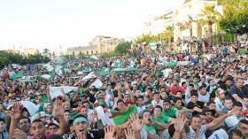 الجماهير الجزائرية تندد بالإساءة إلى الرسول وتؤكد غيرتها على الإسلام
