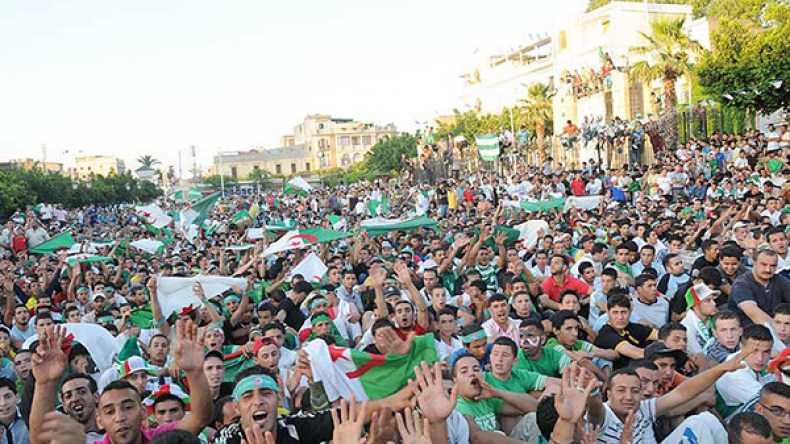 الجماهير الجزائرية تندد بالإساءة إلى الرسول وتؤكد غيرتها على الإسلام
